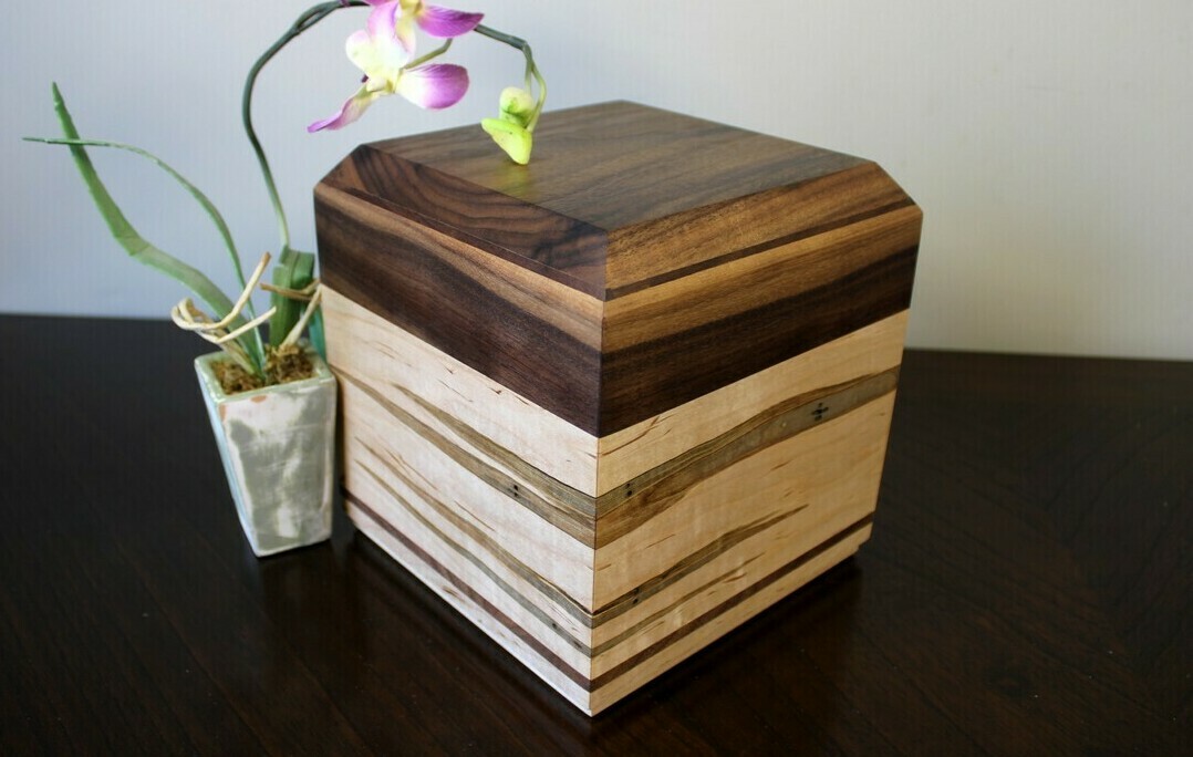 Urne funéraire en bois Urne en oyer noir et érable Ambrosia